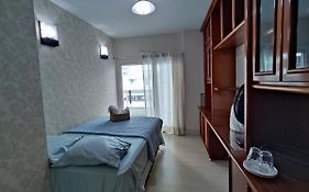 Quarto com Varanda com Ótima Localização!!!